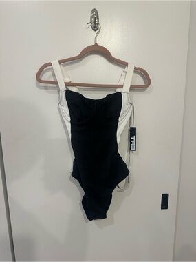 NWT TA3 Lifty - Contour Black/White Regular / Long /  Size Small B/c cup